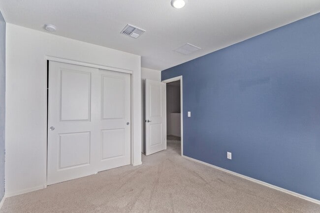 Building Photo - Stunning 2-Story with Modern Living in Flo...