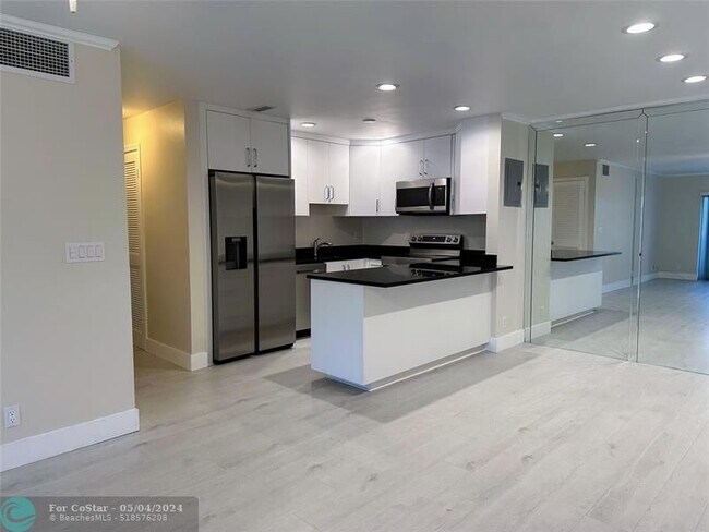 Building Photo - 6319 Bay Club Dr