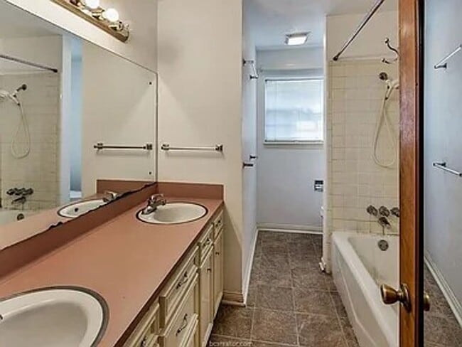 Building Photo - Bryan - 5 bedrooms / 3 bath / Carport / Fe...