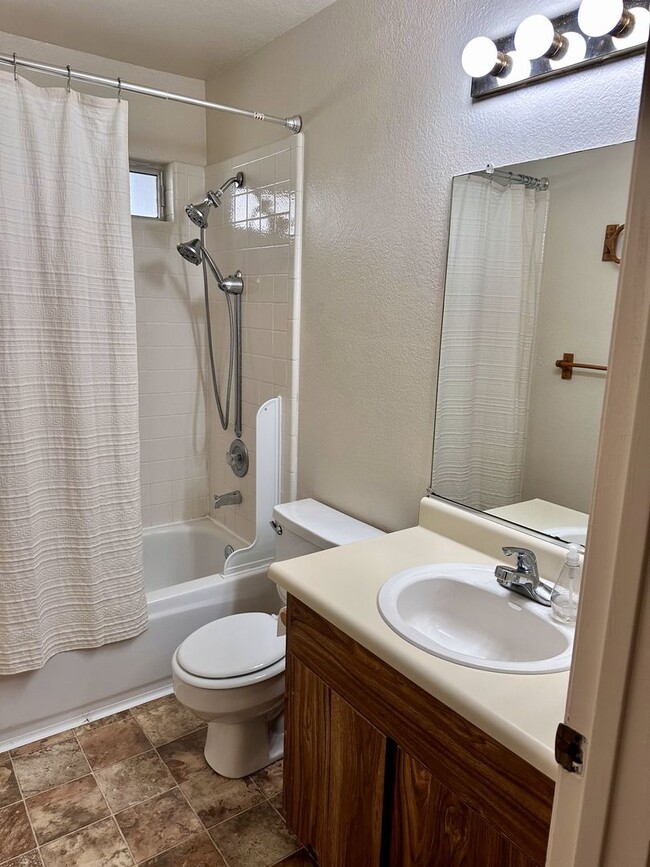 Building Photo - 2 Bedroom, 2 Bath Condo