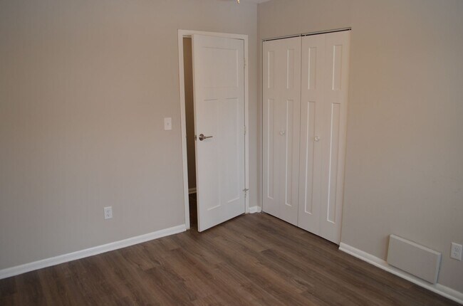 Building Photo - Large Renovated 1 Bedroom