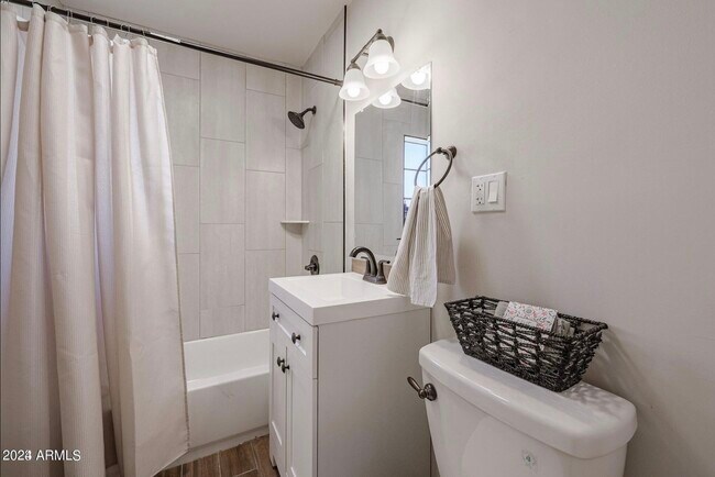 Building Photo - 3611 N 21st Dr