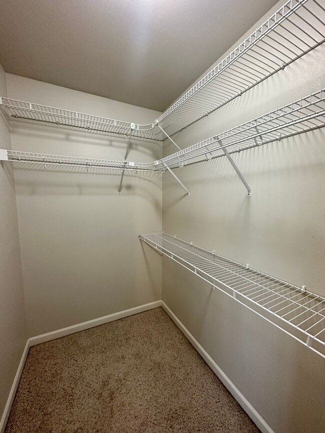 Building Photo - LARGE SINGLE FAMILY HOME ON CORNWALL (RPM#220)