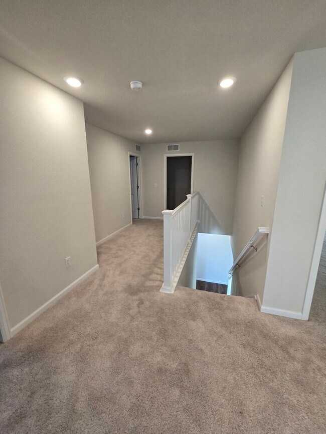 Building Photo - Like new 3 bedroom 2.5 bath with loft