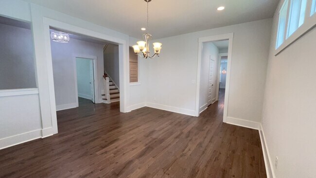 Building Photo - 4 bedroom, 3.5 bath