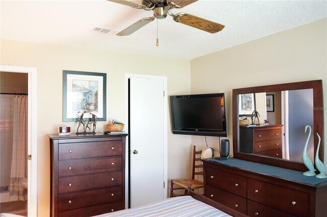 Building Photo - 2102 Hereford Dr