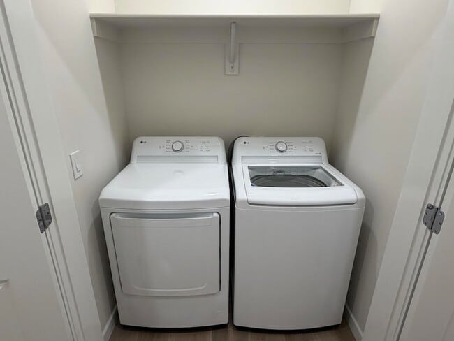 Building Photo - 983 W State St