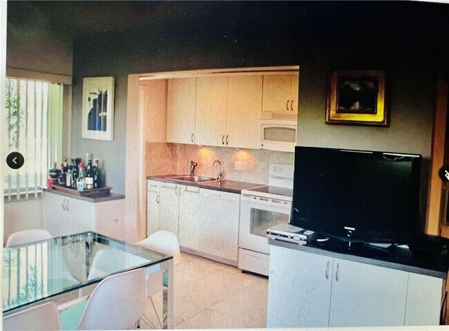 Building Photo - 2110 NE 39th St