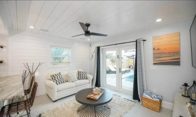 Building Photo - 613 Fern St