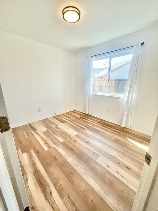 Building Photo - Stunning newly remodeled 3 bedroom 2 bathroom home!