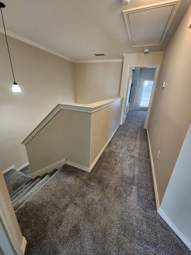 Building Photo - Gorgeous 2 story 3-bedroom 2.5-bath townhouse centrally located in Dallas Fort Worth metroplex