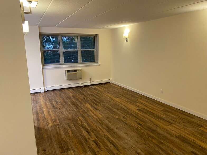 Building Photo - 27 Northill St