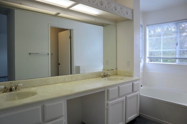 Building Photo - Beautiful Single Family Home in Niles Dist...