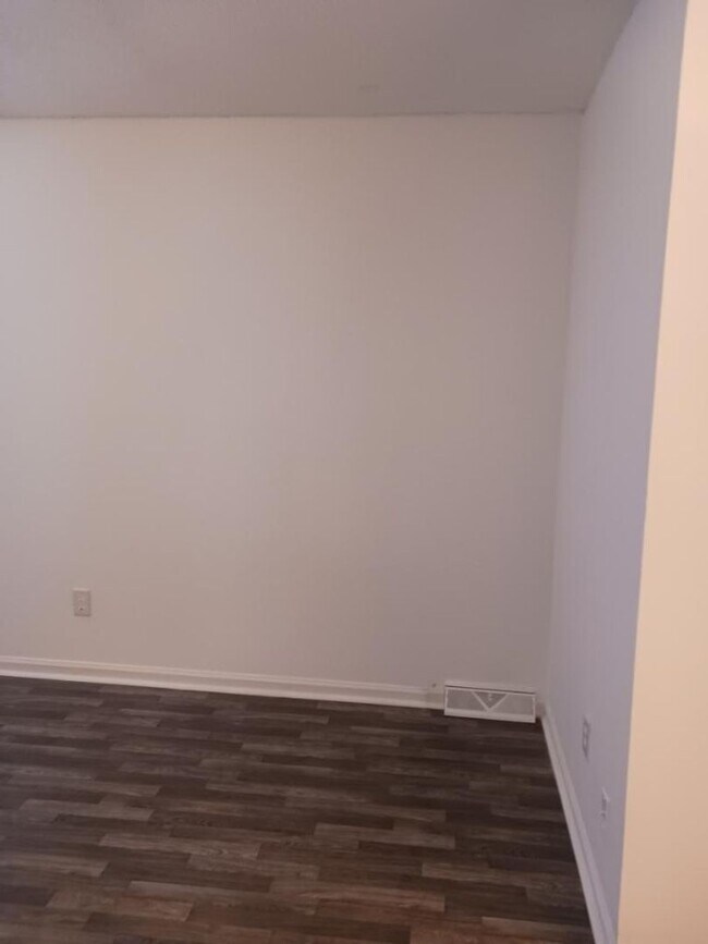 Building Photo - 3 Bed Townhome in N Chas!
