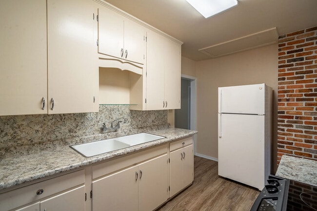 Building Photo - 2818 Lakeshore Dr