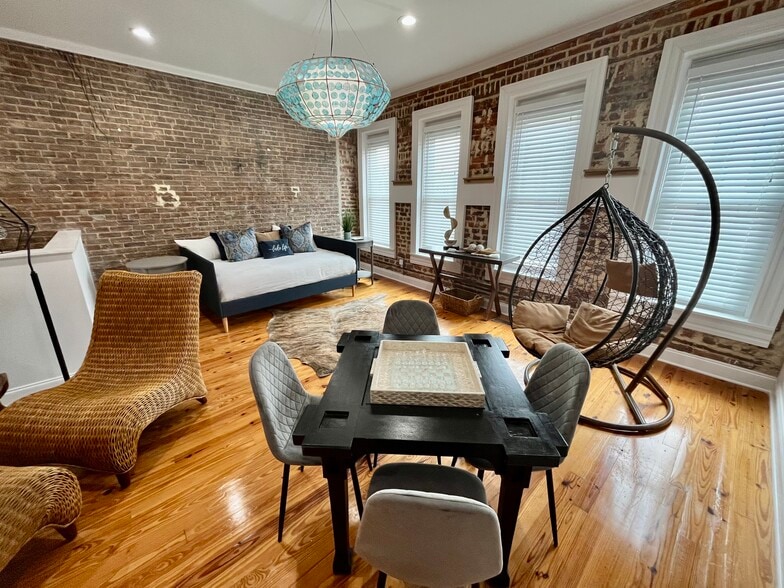 Primary Photo - 9 S College St