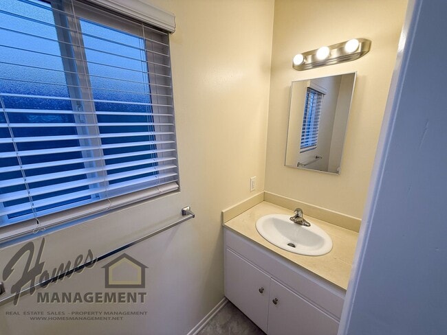 Building Photo - Homes Management - 2 Bed, 1.5 Bath Duplex ...