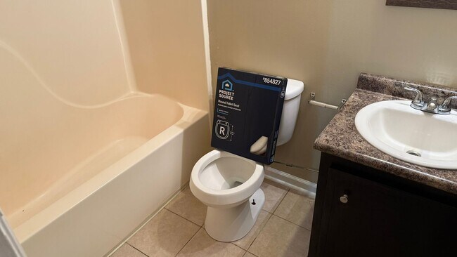 Building Photo - RATE DROP ALERT (was $1950/month) and MOVE-IN SPECIAL: 1st FULL MONTH'S RENT FREE!**