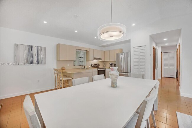 Building Photo - 139 N Bay Harbor Dr