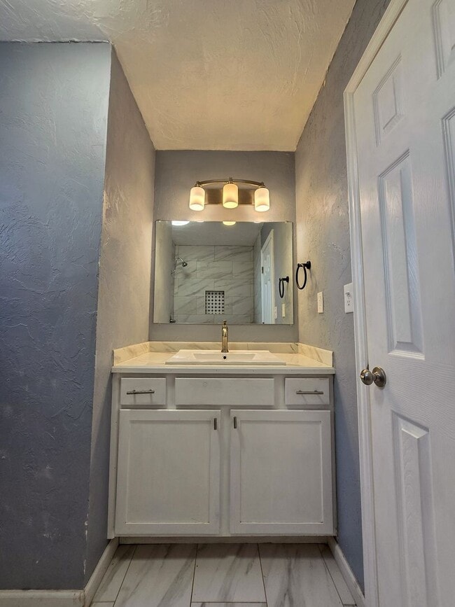 Building Photo - Cute 2 or 3 bedroom 1 bath near OBU