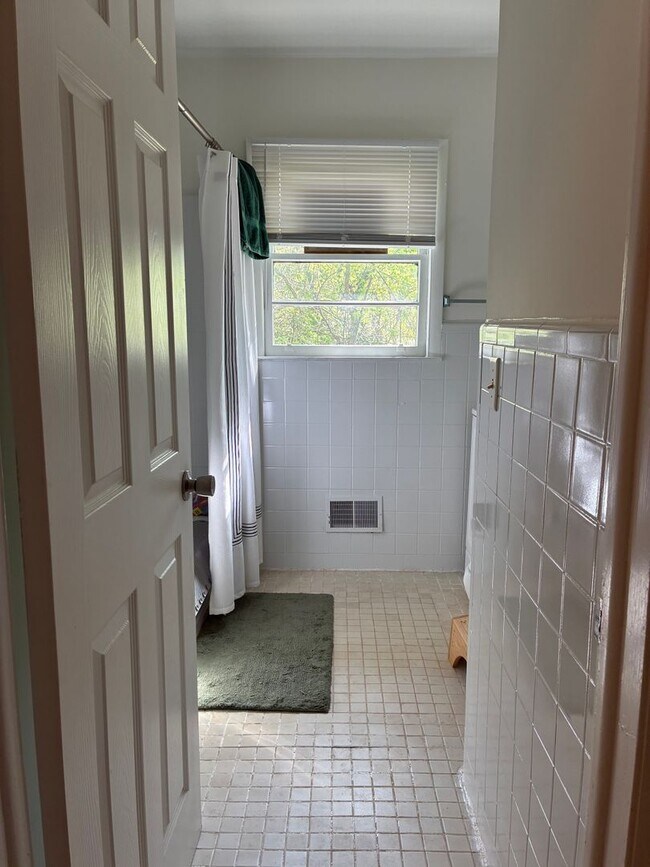 Building Photo - 3 bedroom 2 bathroom near St. Mary's Hospital