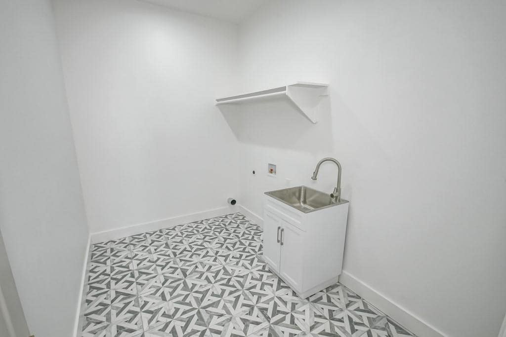 Laundry - 2416 Prentiss Ave