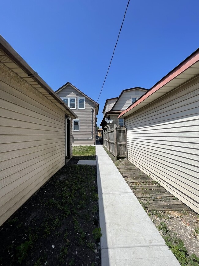 Building Photo - 5133 W Wrightwood Ave