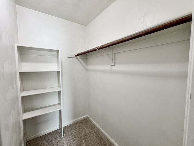 Building Photo - 5 Bedroom Ready NOW! Pet Friendly, Community Pool, Clubhouse, Fitness Center, Kayak Launch, Playg...