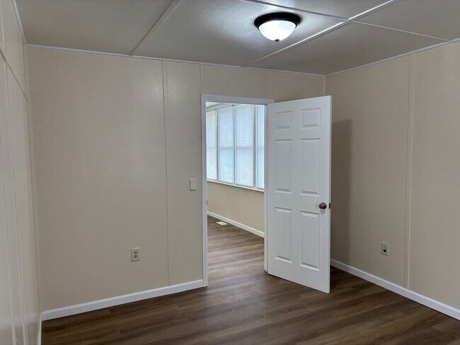Building Photo - 212 Astran Dr
