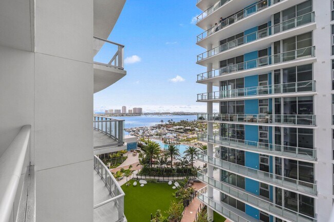 Building Photo - 220 Lake Shore Dr