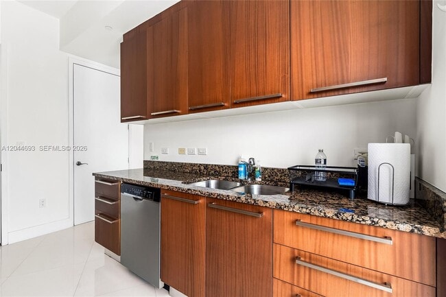 Building Photo - 16001 Collins Ave
