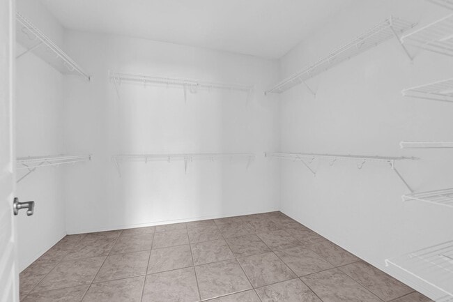 Building Photo - Huge 2 bedroom, 2 bath house with a Den on...