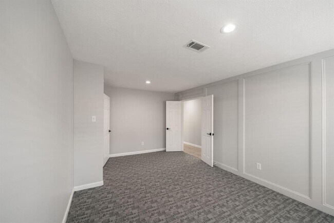 Building Photo - 11422 Lakeside Pl Dr