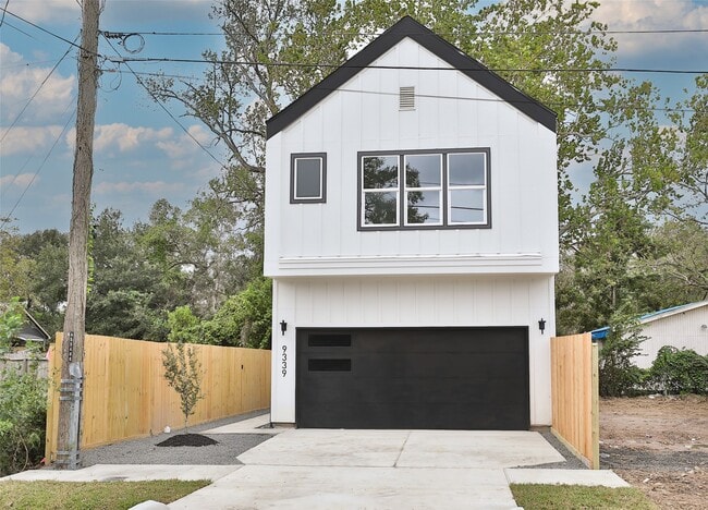 Building Photo - 9339 Lavender St