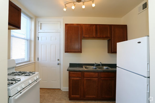 Building Photo - 7340 N Damen Ave