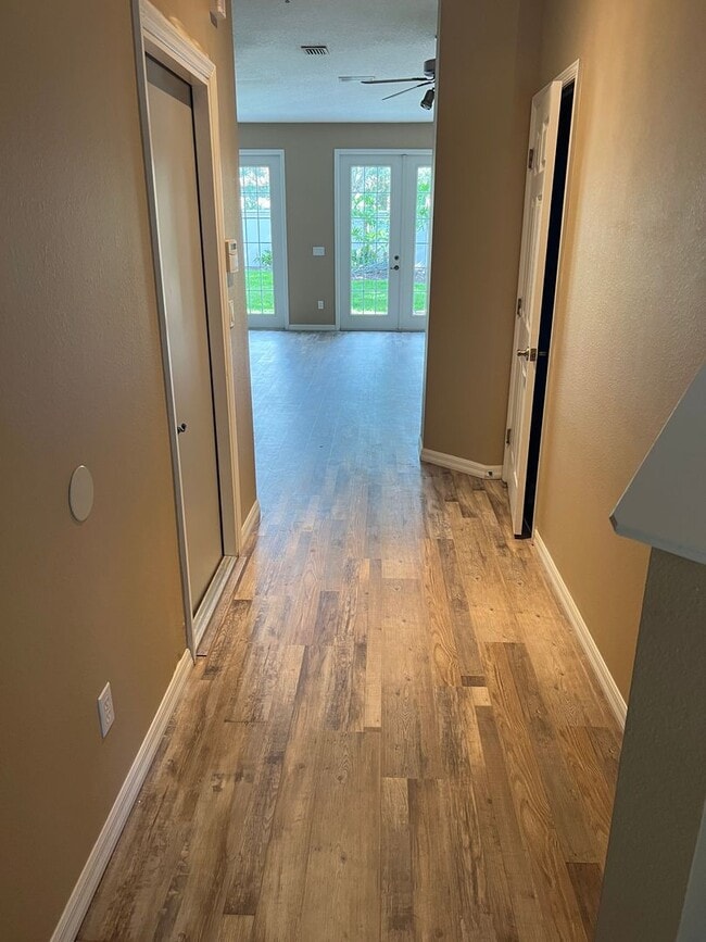 Building Photo - 2/2.5 Townhome in desirable Barclay Reserve!