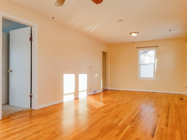 Building Photo - PET FRIENDLY 3 BED/ 2 BATH WITH GARAGE