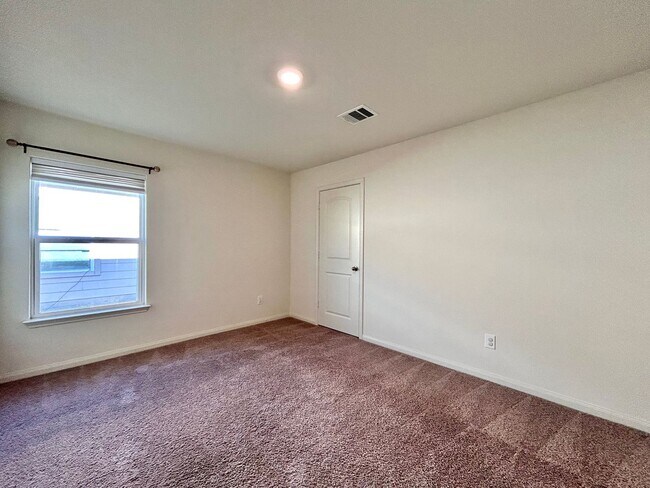 Building Photo - Comfortable 3 Bed / 2 Bath Home with Washer & Dryer and 2-Car Garage