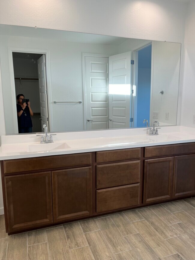 Building Photo - 9426 W Sells Dr