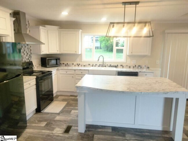 Building Photo - 5 Charles St