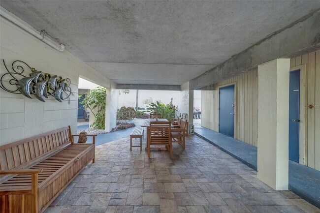 Building Photo - 11650 Capri Cir S