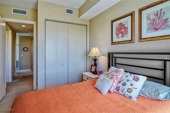 Building Photo - 3000 Oasis Grand Blvd