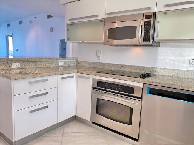 Building Photo - 601 NE 36th St