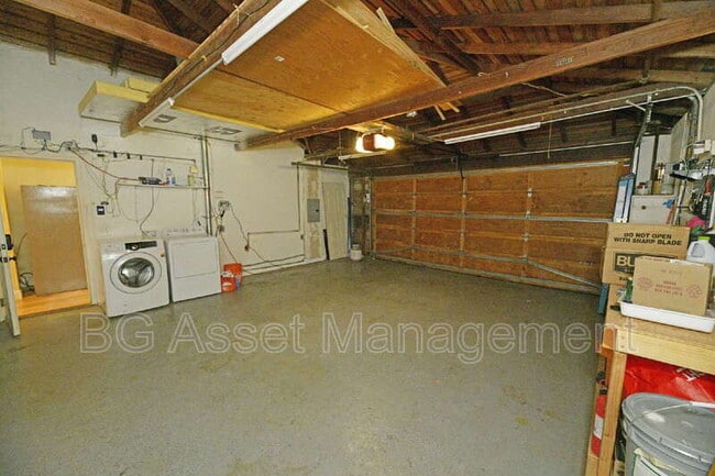 Building Photo - 3830 Twin Oaks Way