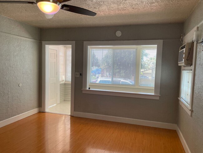 Building Photo - Gorgeous 2 Bedroom Home! Convenient Location!