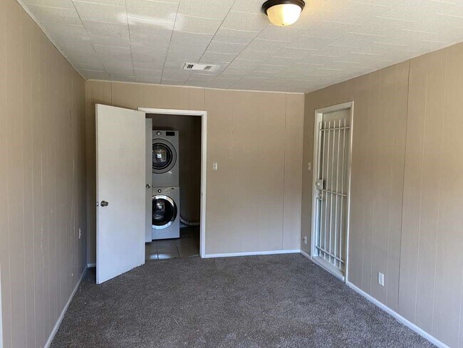 Building Photo - 10818 Carlton Dr