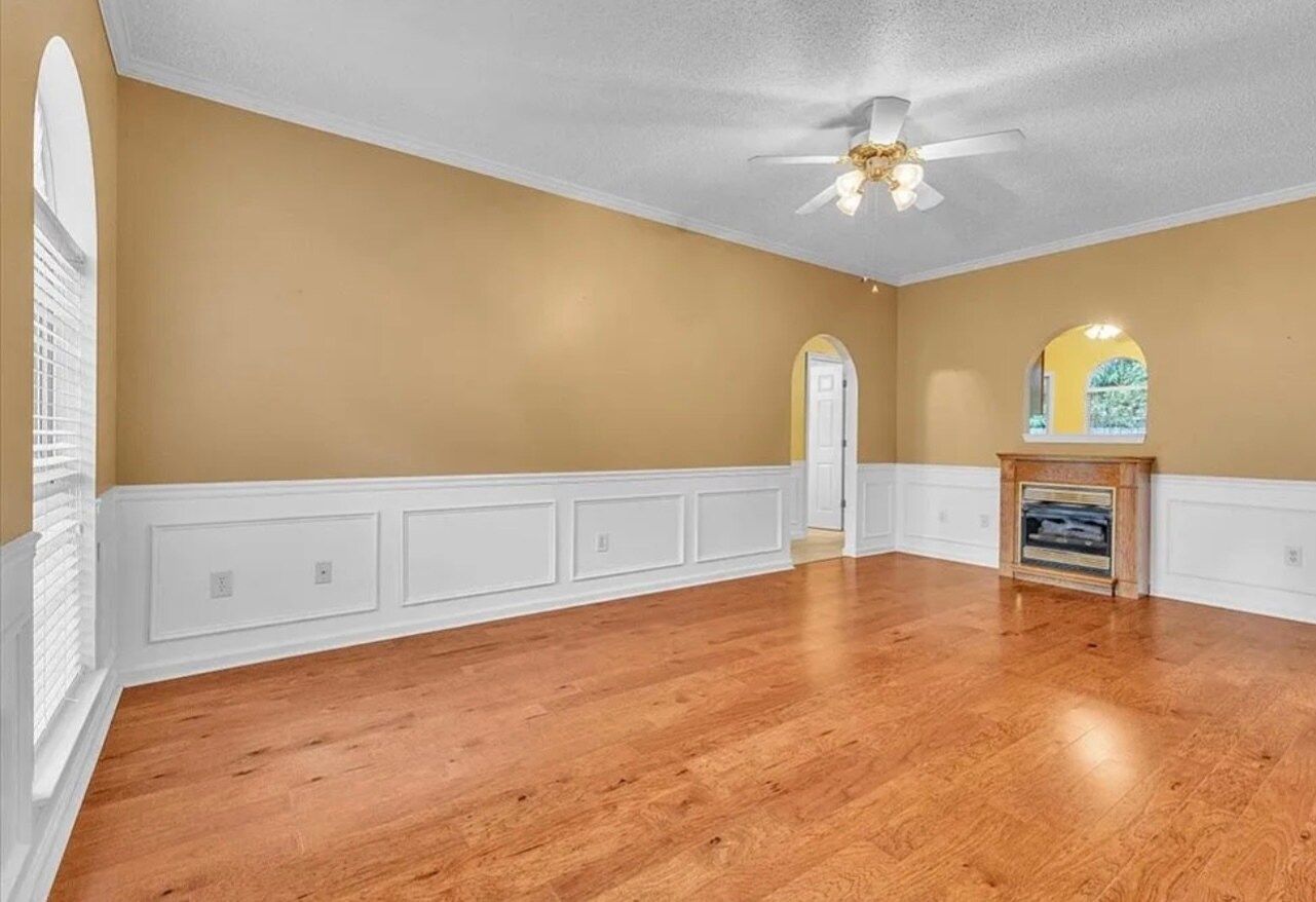 Building Photo - 1694 Red Oak Dr