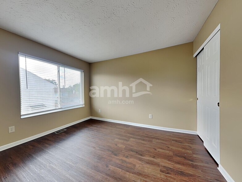 Building Photo - 4695 Woodfield Dr