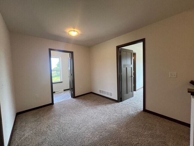 Building Photo - 1606 Eastside Cir
