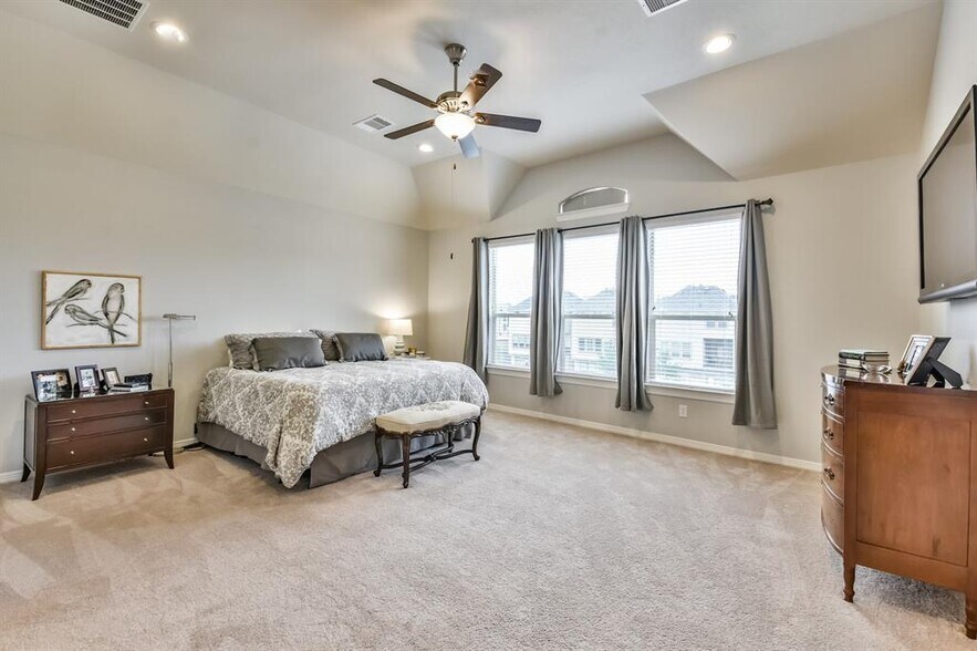Super large master bedroom with walk-in closet - 1410 Upland Orchard Dr